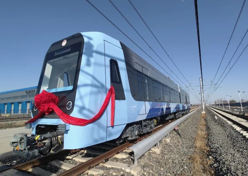 國內(nèi)首列氫燃料混合動力鉸接輕軌車在河北京車智能制造基地下線